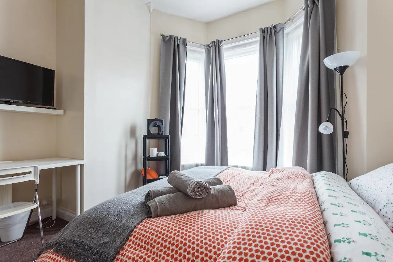 Shirley House: Self-Catering Haven Near Southampton Central Guest house