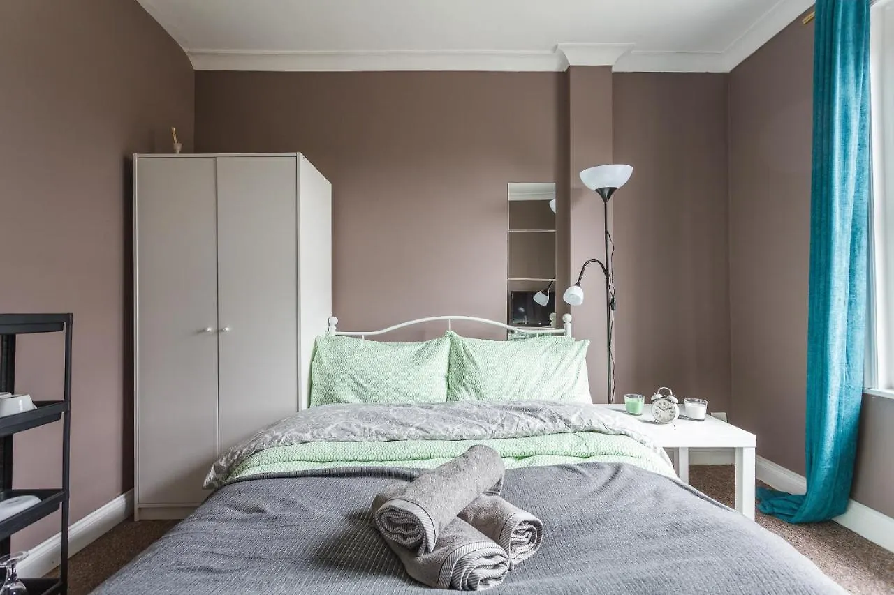 Shirley House: Self-Catering Haven Near Southampton Central Guest house