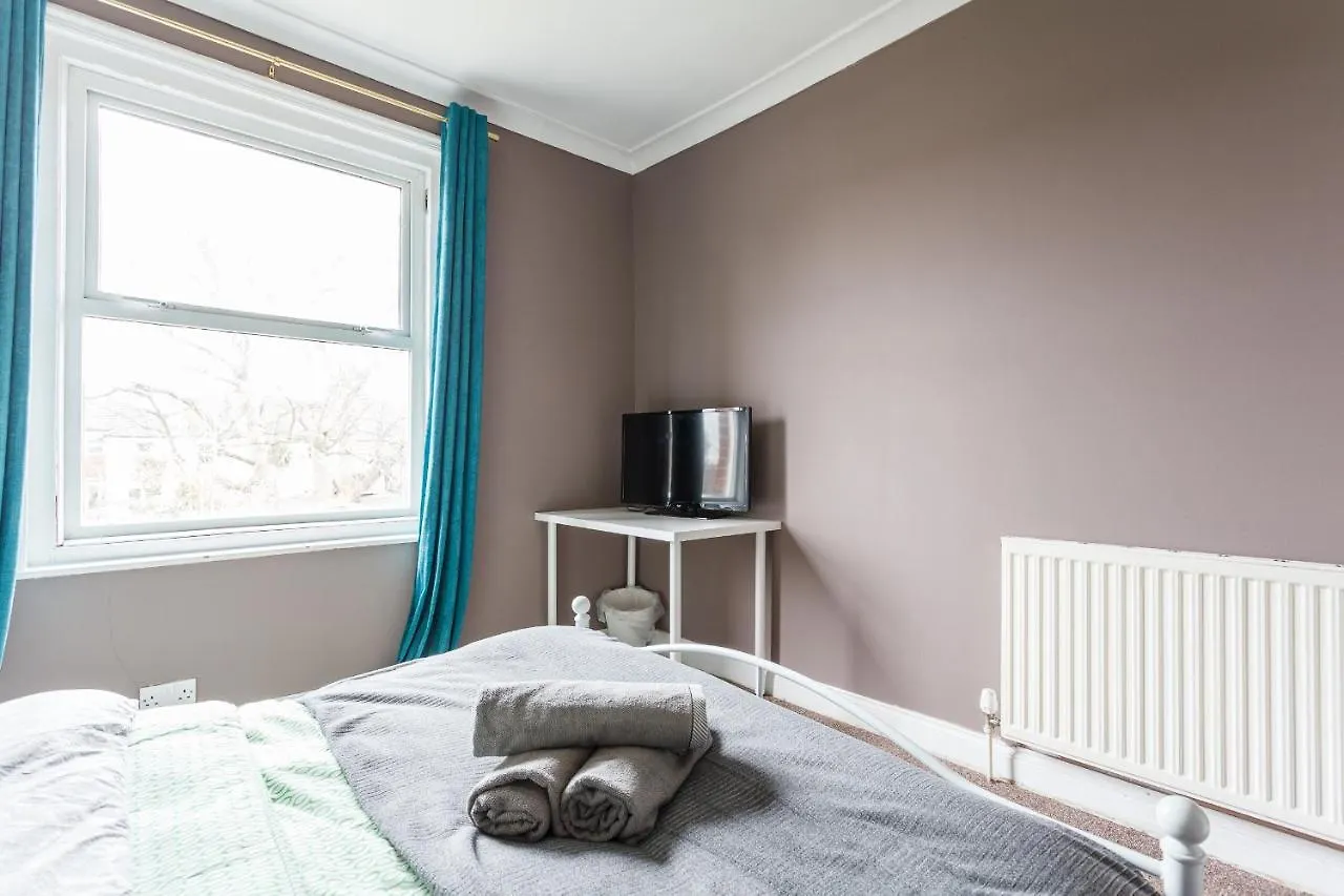 Shirley House: Self-Catering Haven Near Southampton Central Guest house