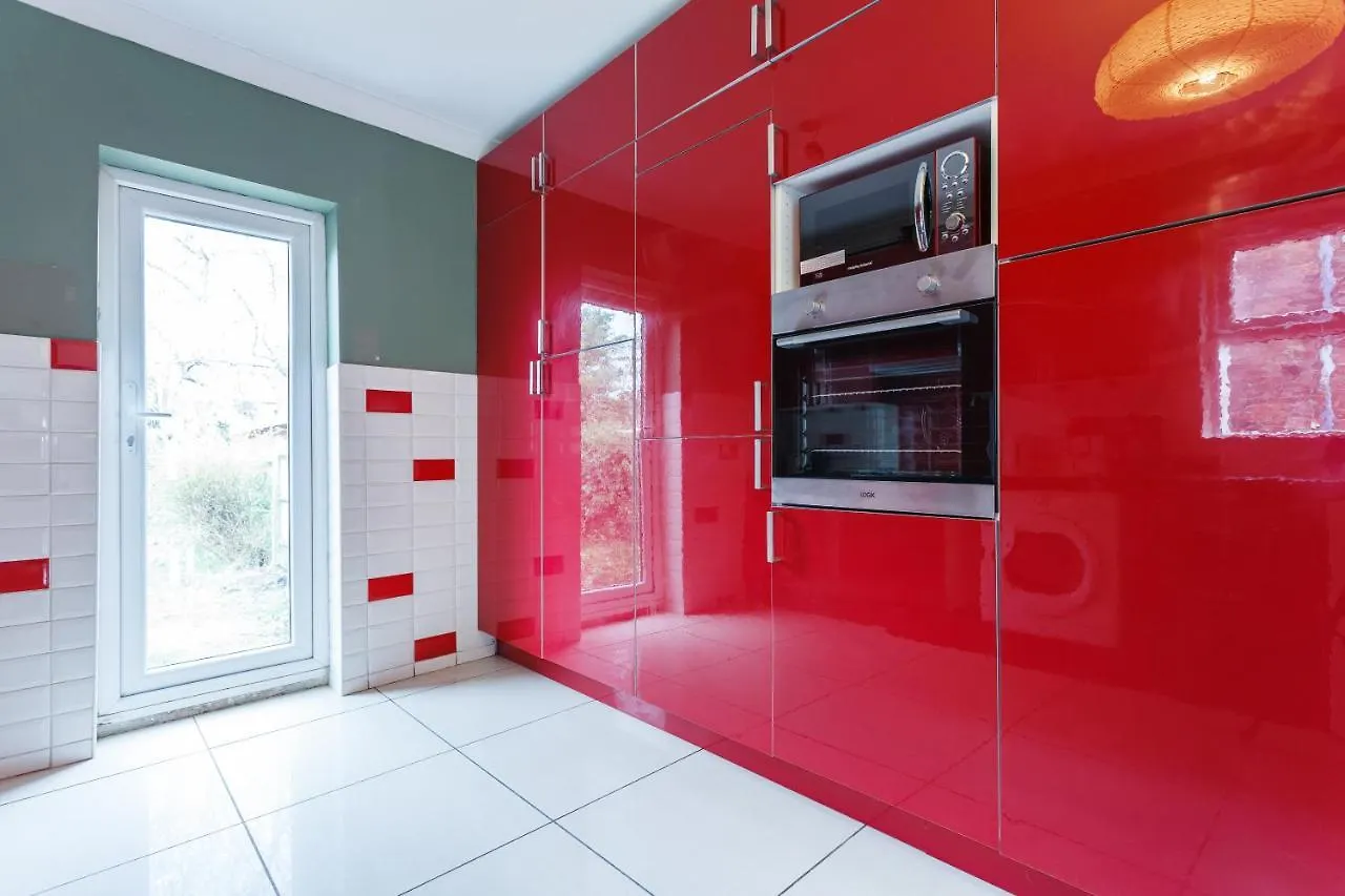 Shirley House: Self-Catering Haven Near Southampton Central Guest house