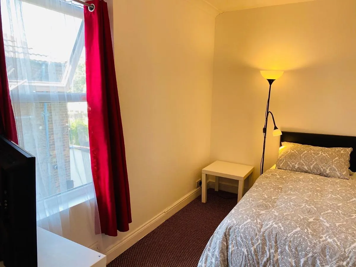 Shirley House: Self-Catering Haven Near Southampton Central Guest house