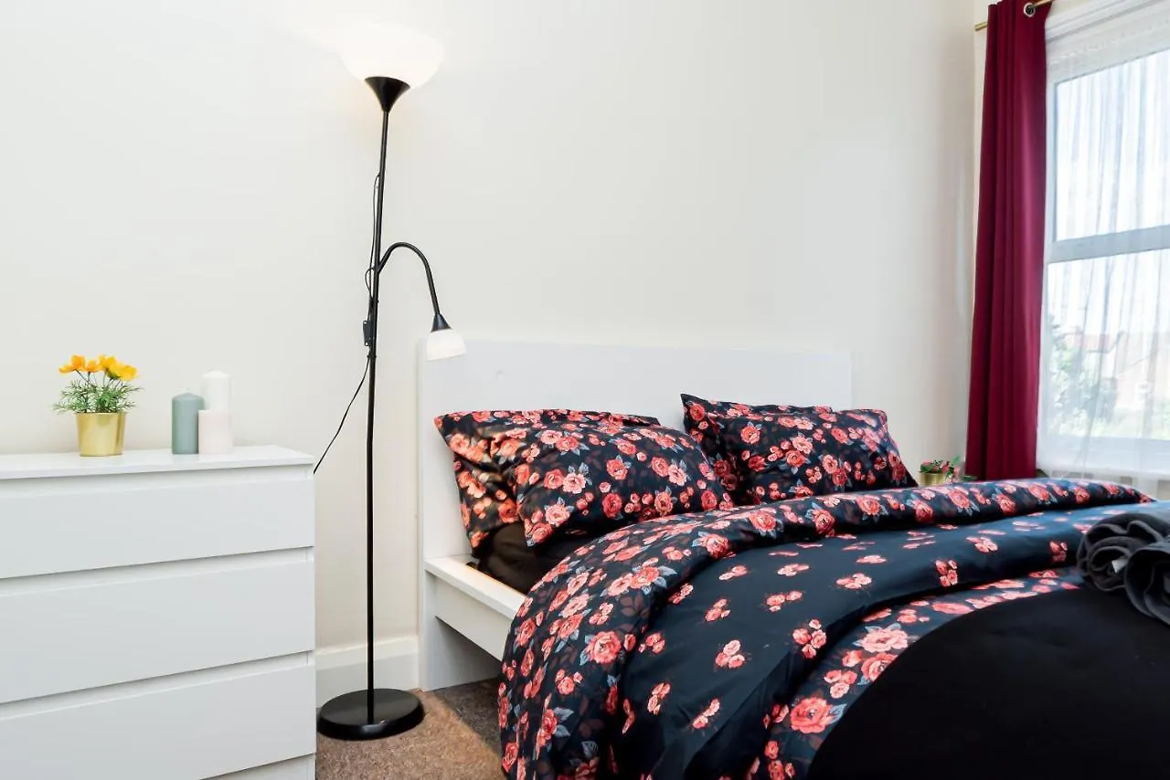 Shirley House: Self-Catering Haven Near Southampton Central Guest house