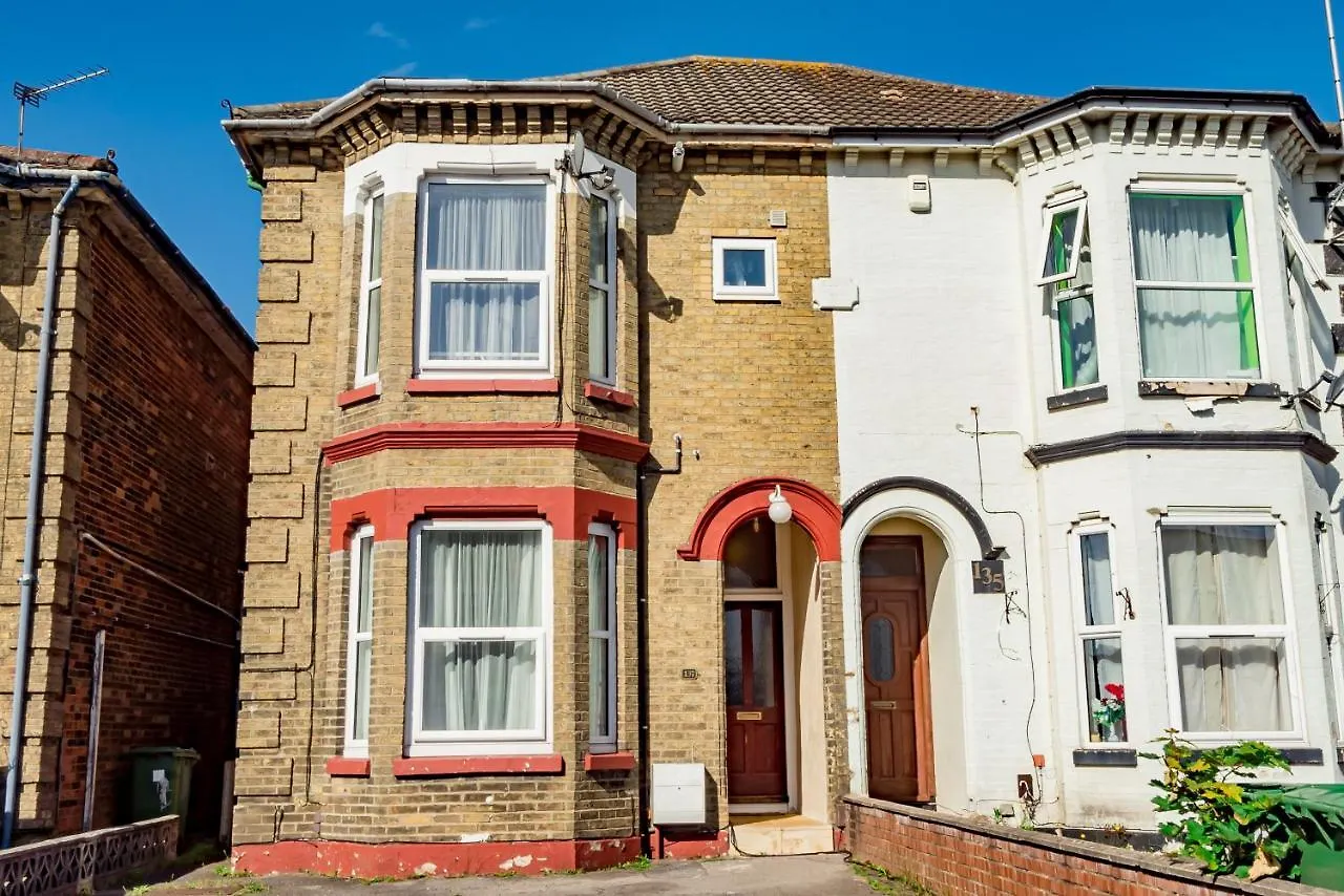 *** Guest house Shirley House: Self-Catering Haven Near Southampton Central United Kingdom