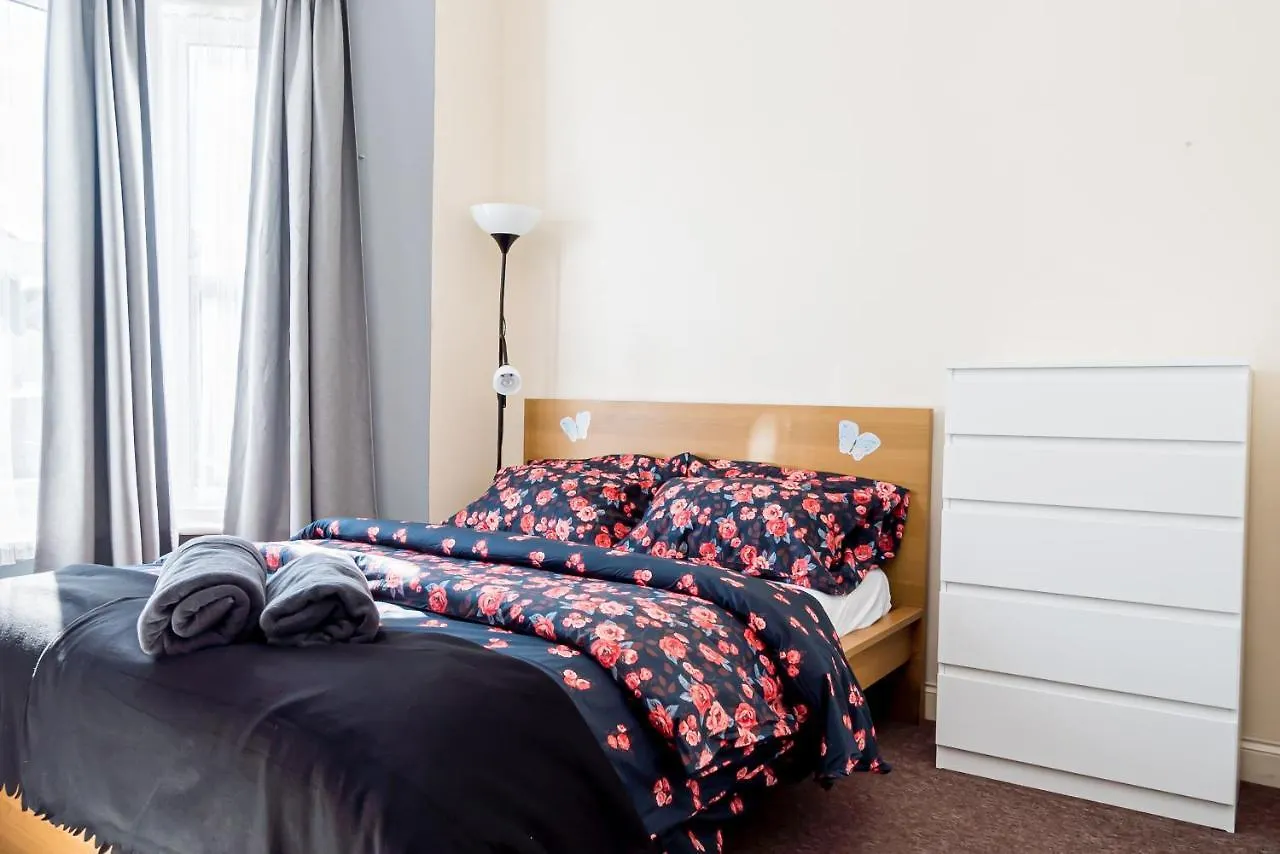 Shirley House: Self-Catering Haven Near Southampton Central Guest house