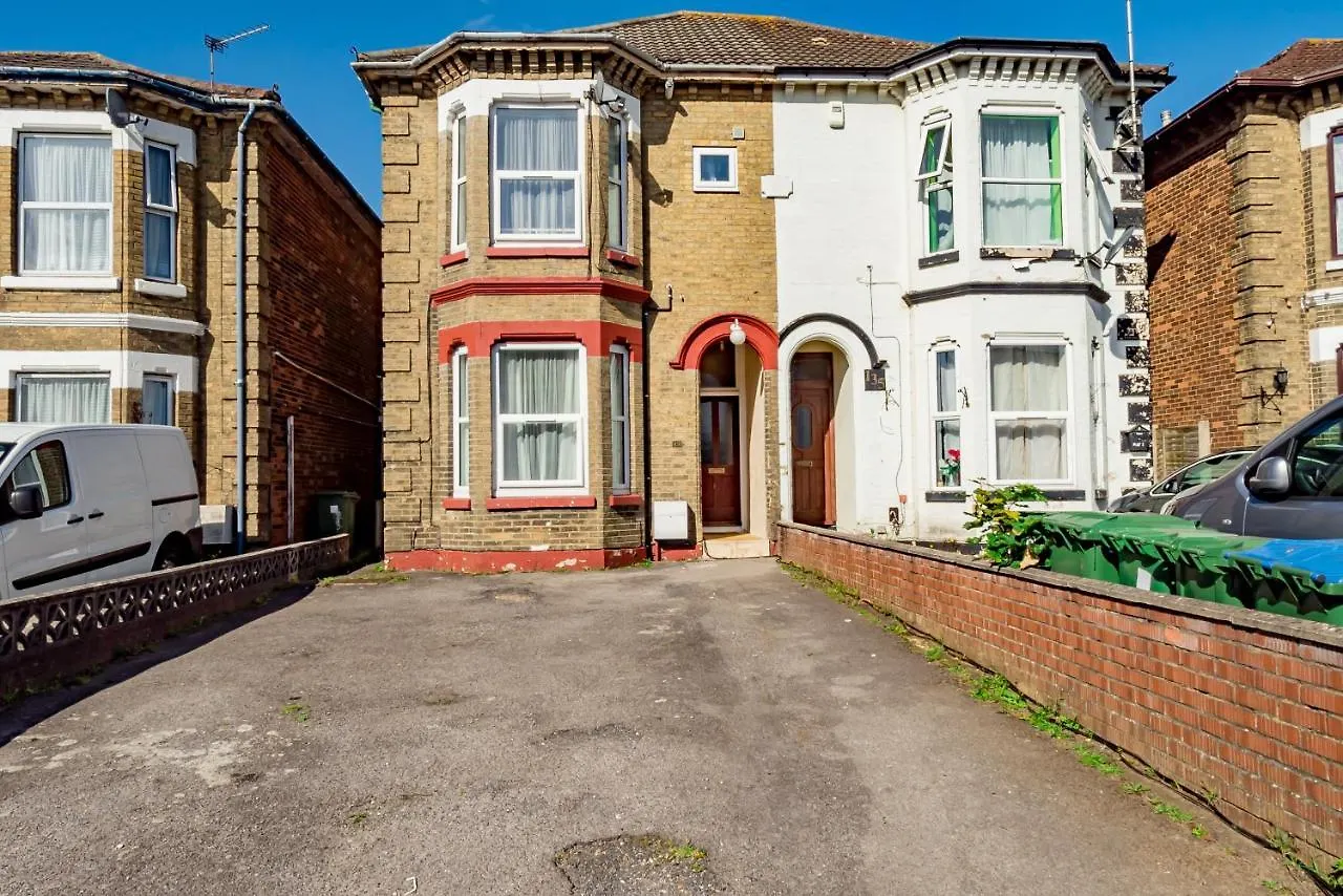 *** Guest house Shirley House: Self-Catering Haven Near Southampton Central United Kingdom