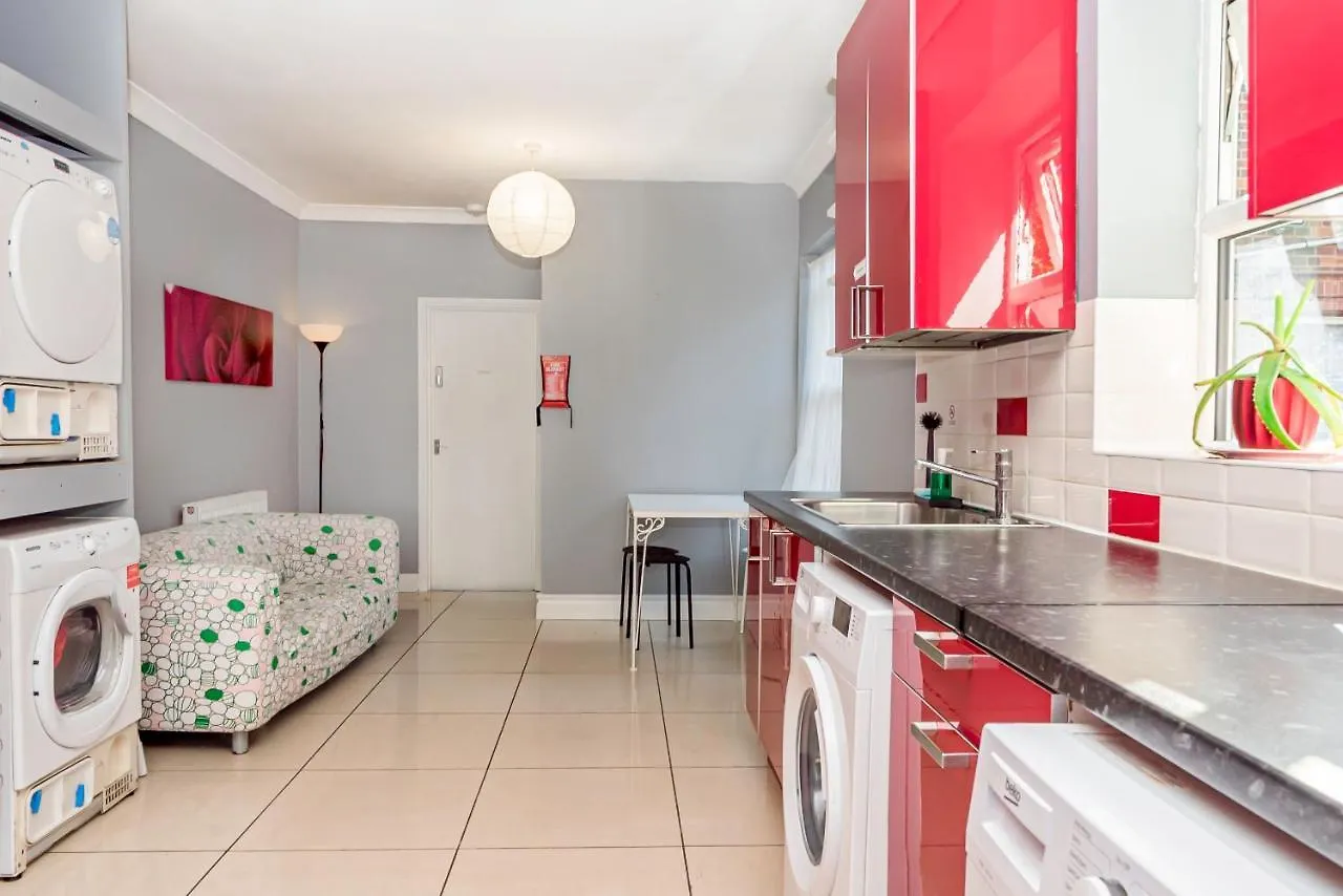 Guest house Shirley House: Self-Catering Haven Near Southampton Central