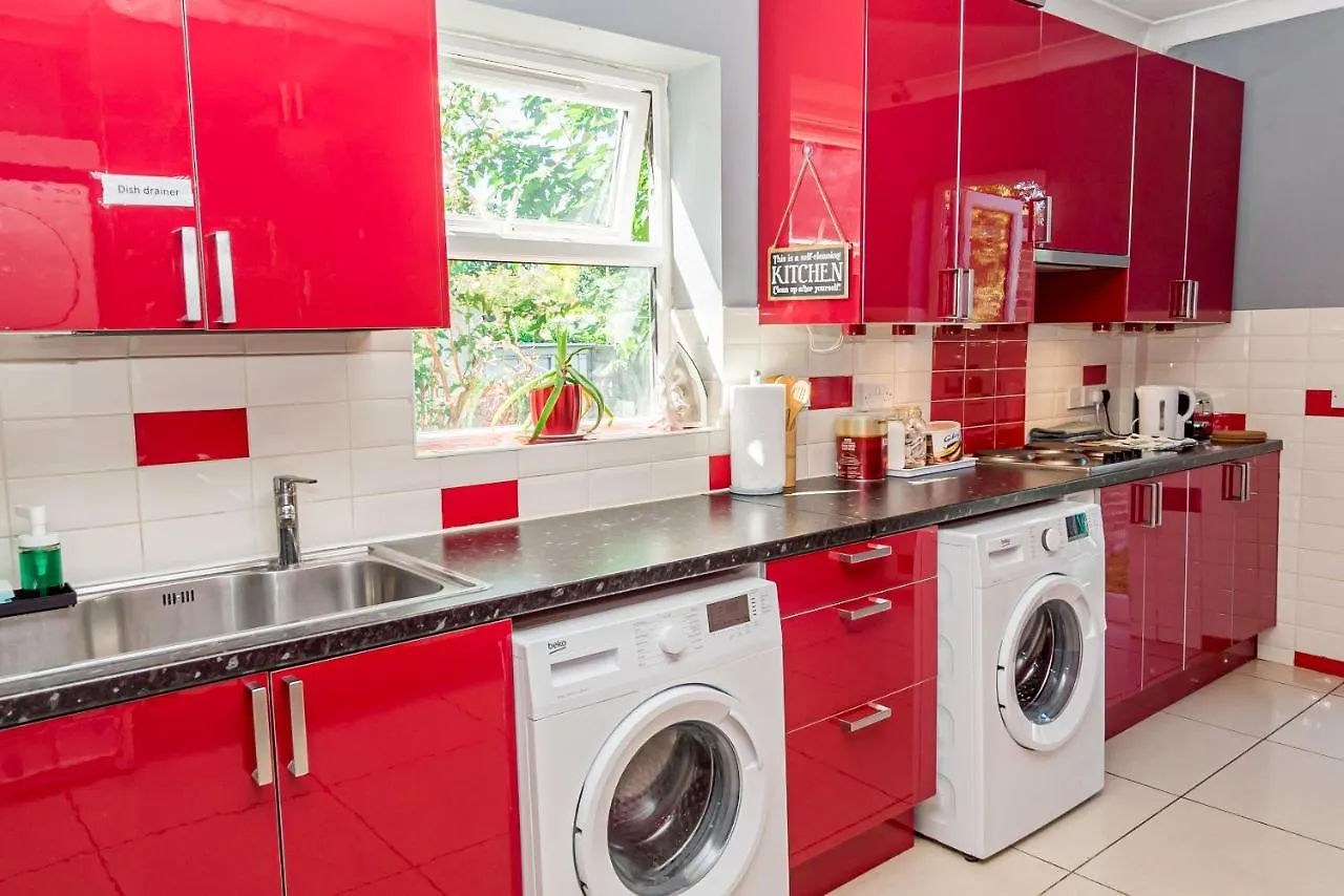 Shirley House: Self-Catering Haven Near Southampton Central Guest house