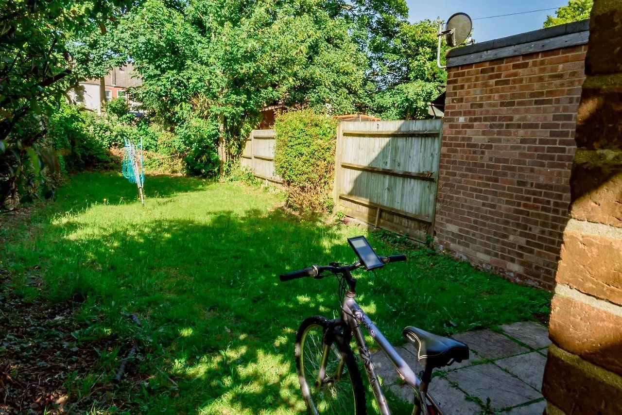 Shirley House: Self-Catering Haven Near Southampton Central Guest house