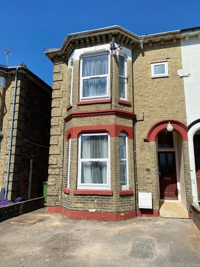 Shirley House: Self-Catering Haven Near Southampton Central Guest house