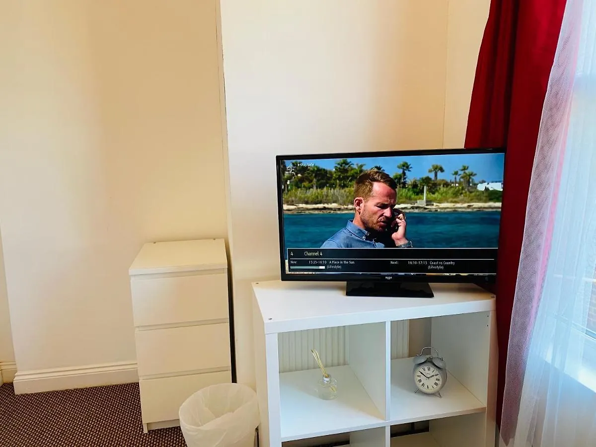 Shirley House: Self-Catering Haven Near Southampton Central Guest house