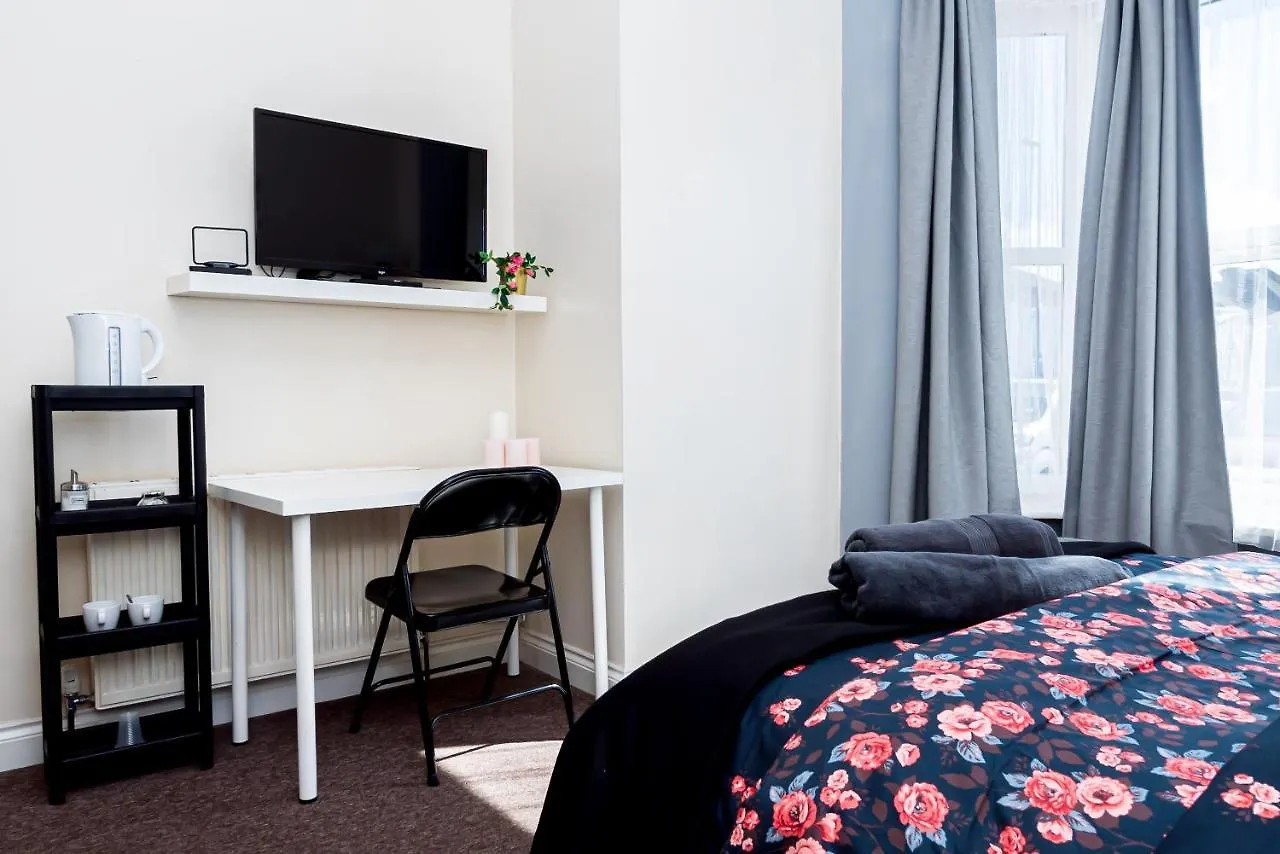 Shirley House: Self-Catering Haven Near Southampton Central Guest house