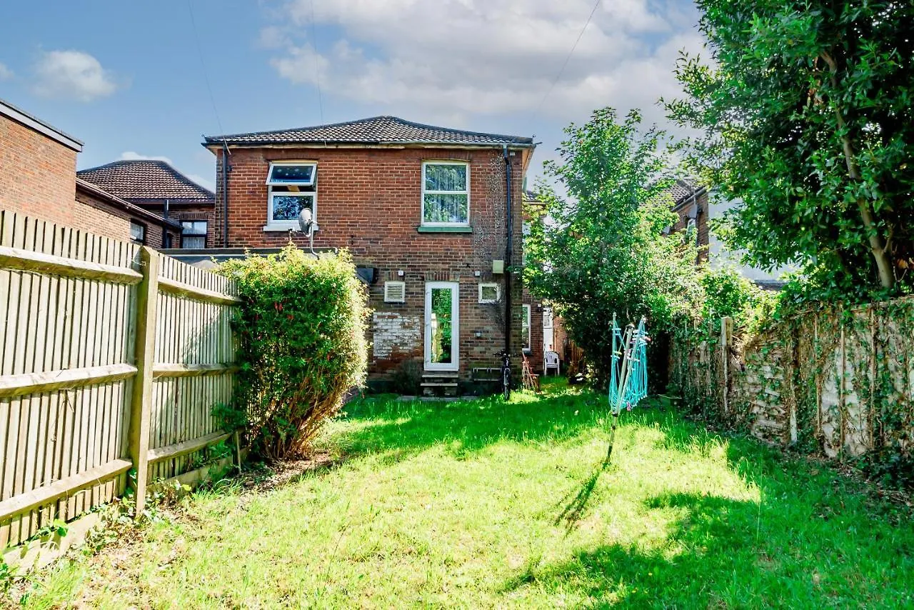 Guest house Shirley House: Self-Catering Haven Near Southampton Central